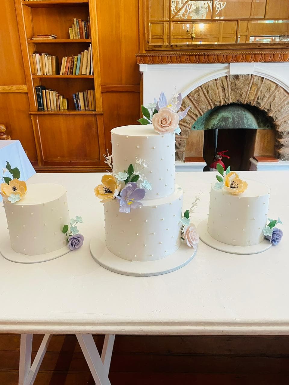 2 Tier Pearls Cake with 2 Sides